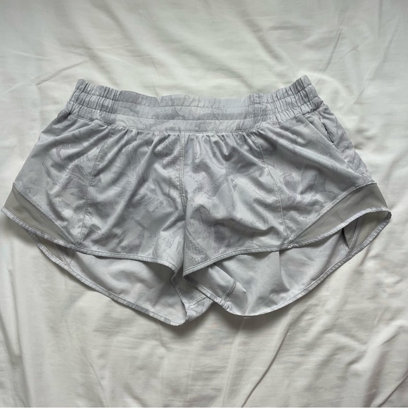 lululemon athletica Pants - Lululemon Hotty Hot 2.5” Shorts